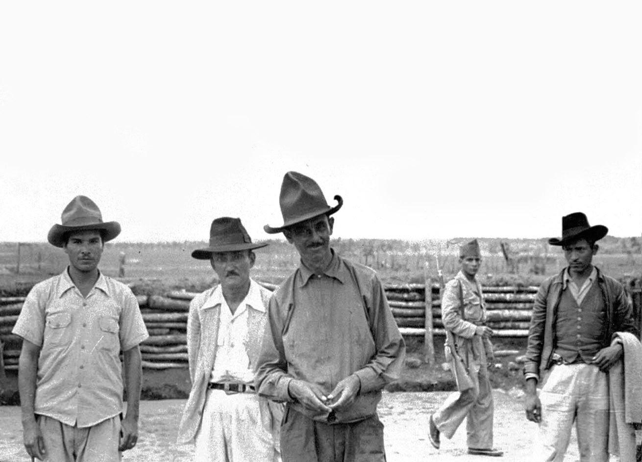 Foto de archivo de guerrilleros (Carlos Neira, Jorge Umaña y compañeros) frente al puesto militar, 1953