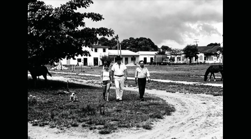 Fotografía en blanco y negro de Argemiro León Pidiachi recorriendo el terreno del futuro parque central, junto a su espo
