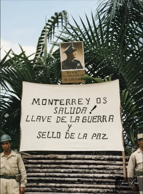 Foto de archivo con bandera de Rojas Pinilla izada en el puesto militar y mensaje 'Viva el Salvador de Colombia', 1953