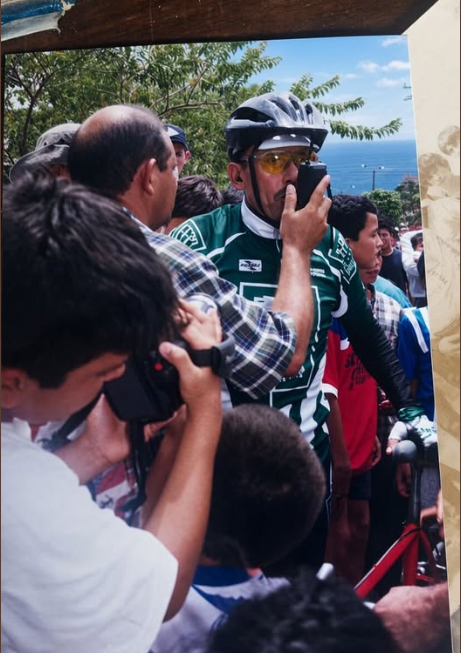 Martín Emilio 'Cochise' Rodríguez en bicicleta, entrevistado por la prensa local, 1997