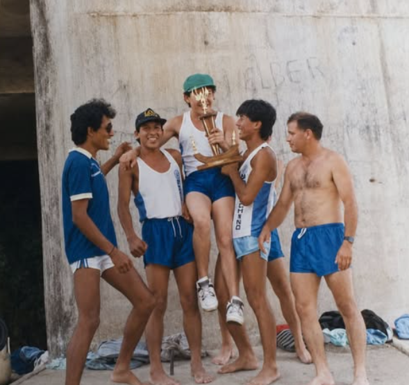 Equipo de baloncesto de la Escuela Normal celebrando con trofeo, 1986