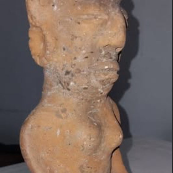 Figura humana de barro hallada en 1965 a orillas del río Túa, con papel/escrito en su interior