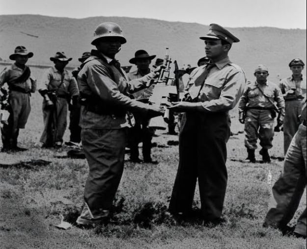 Guadalupe Salcedo entregando su fusil-ametralladora al general Alfredo Duarte Blum, 15 sept. 1953