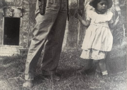 Última fotografía de Manuel Bautista (1952) con su esposa e hija frente a la iglesia bombardeada de Sabanalarga