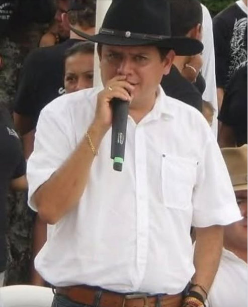 Foto real de Nelson Benjamín Barreto Vaca con micrófono en evento público