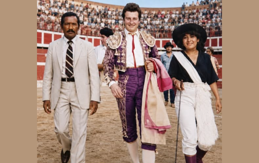 Foto de plaza de toros con animadores de la tauromaquia, década de 1980